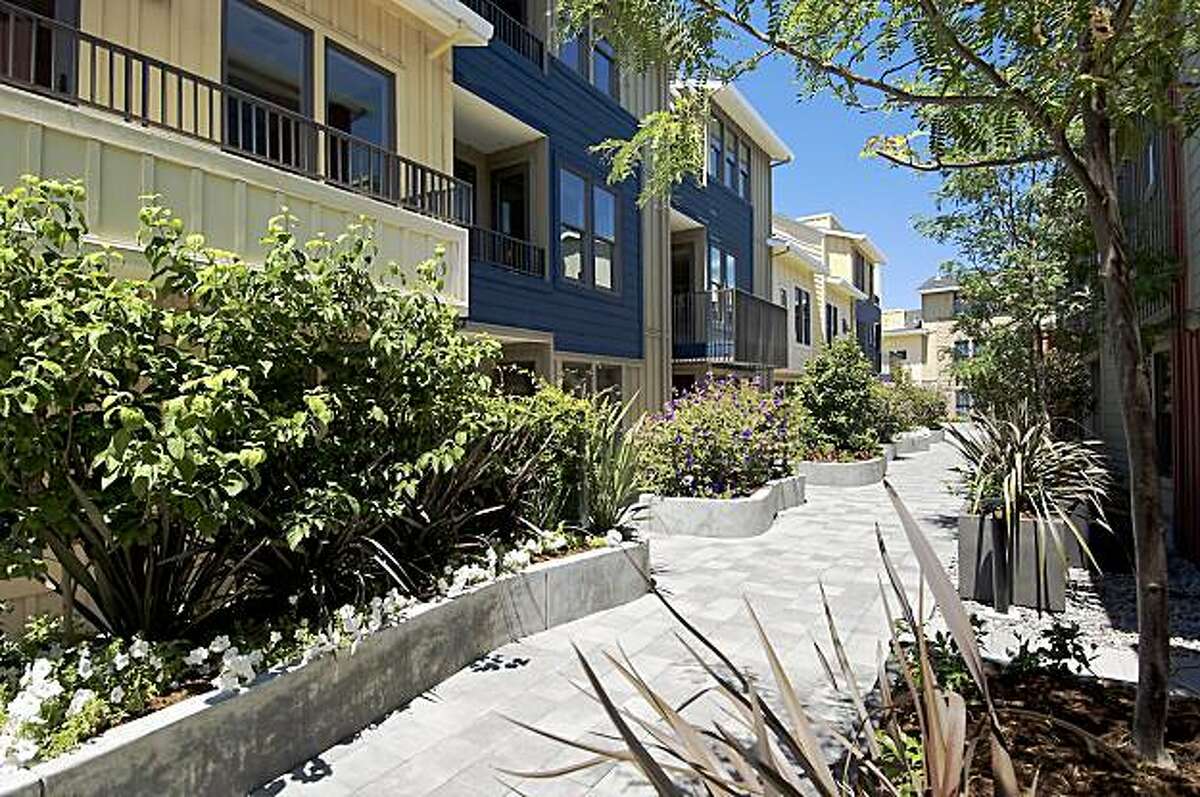 Smalltown feel pervades Palo Alto townhouses