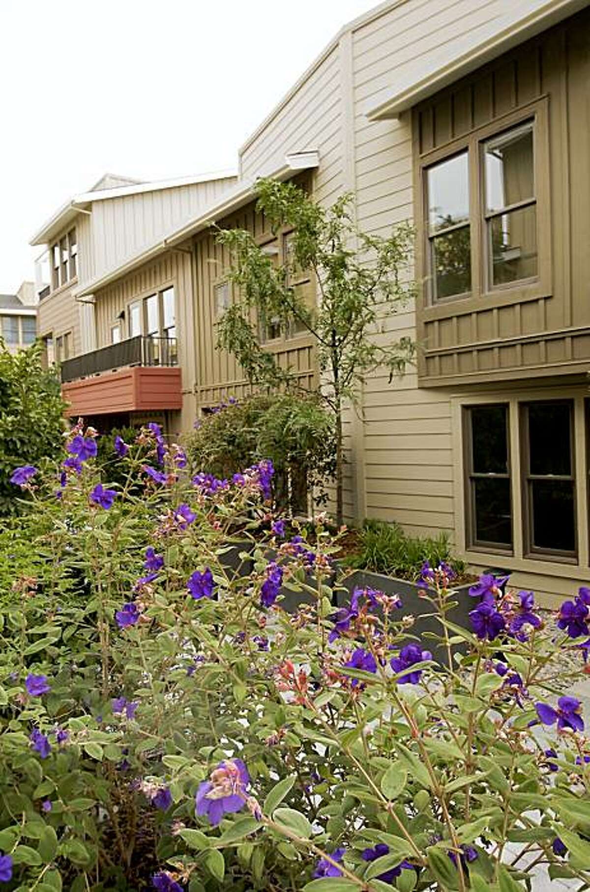 Smalltown feel pervades Palo Alto townhouses
