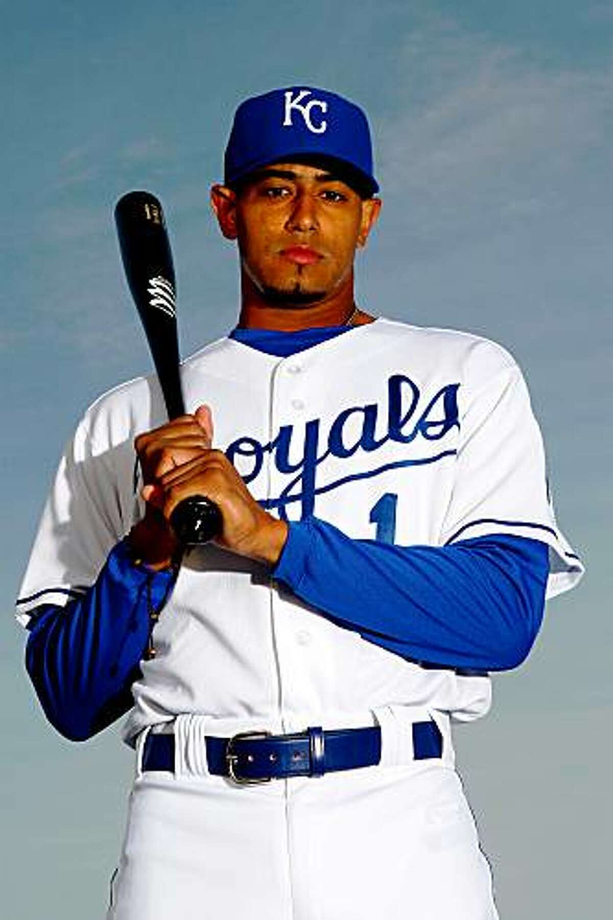 Kansas City Royals shortstop Tony Pena, left, takes the throw from