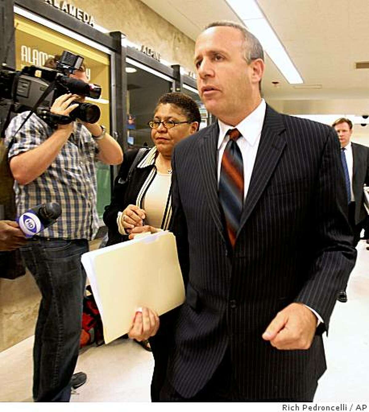State Senate President Pro Tem Darrell Steinberg, D-Sacramento, right, and Assembly Speaker Karen Bass, D-Los Angeles, walk past reporters as they go to a meeting with Gov. Arnold Schwarzenegger at the Capitol in Sacramento, Calif., Sunday, June 28, 2009. The Democratic legislative leaders met with the governor to try to find a solution to the state's pending cash crisis.(AP Photo/Rich Pedroncelli)