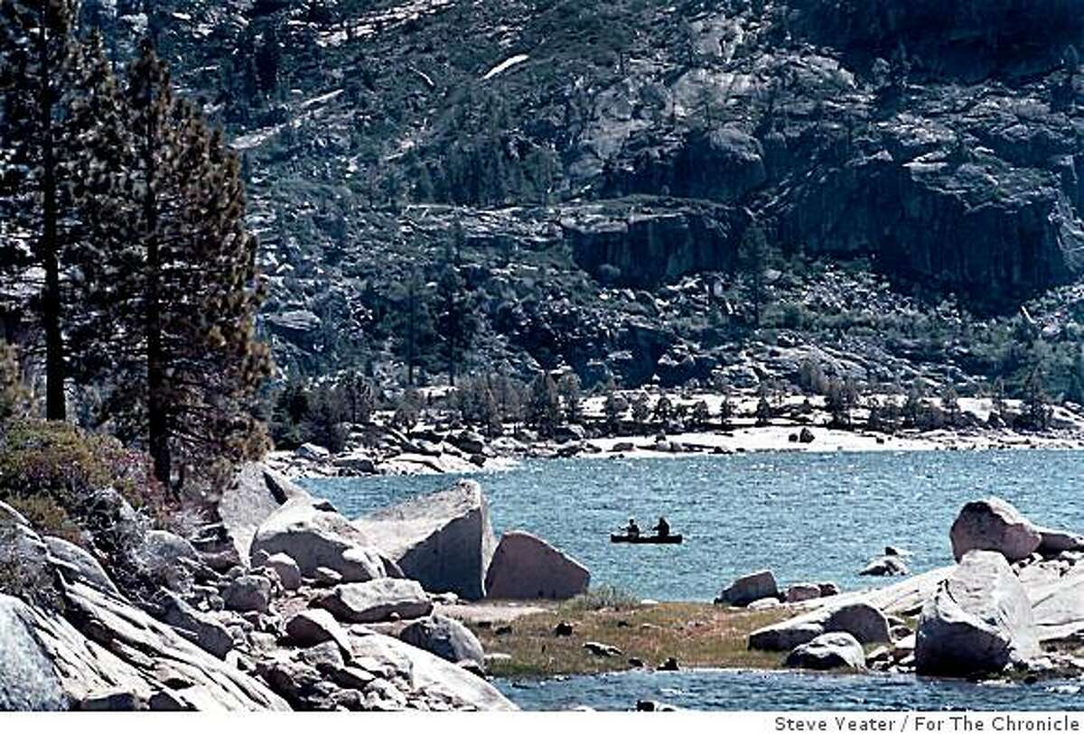 CANOEMAN2/C/18JUN99/OT/SYGuidebook author John Coale and Chronicle reporter Paul McHugh paddle around on Loon Lake in the Sierra's on Friday, June 18, 1999.(By Steve Yeater/For the Chronicle