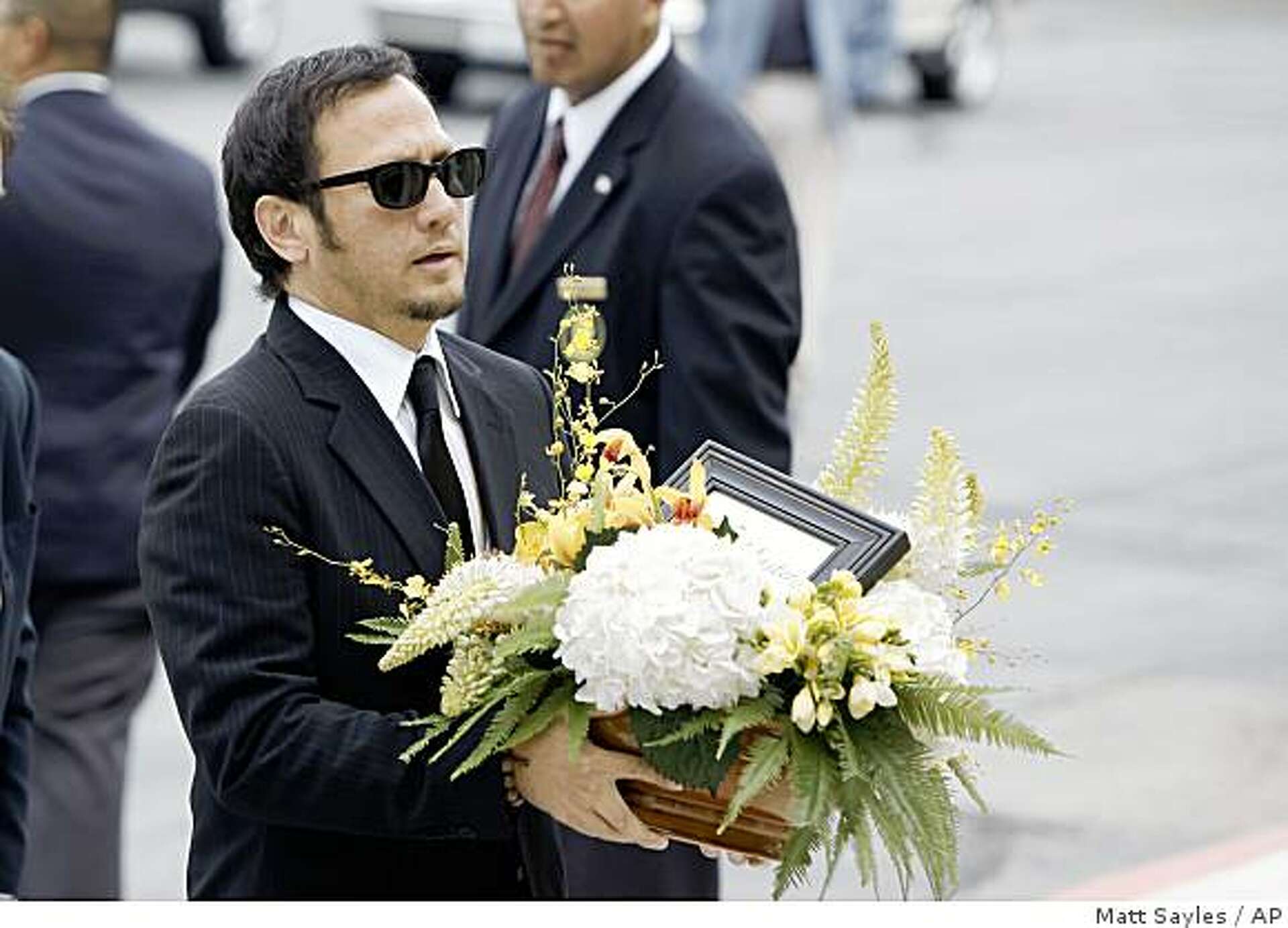 Carradine's family, friends pay last respects, image size:1920x1384