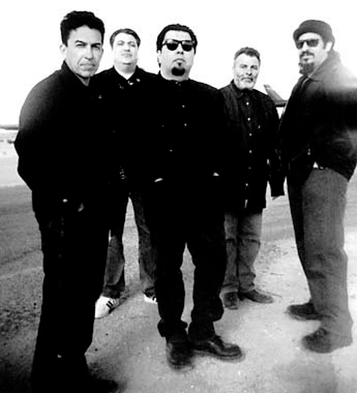 Los Lobos Looks Back in Wonder / Four-disc retrospective traces band's  sound over 25 years