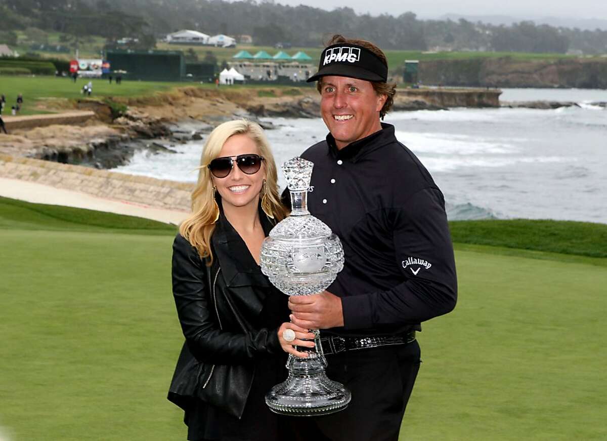 Phil Mickelson tops Tiger Woods at Pebble Beach(02)