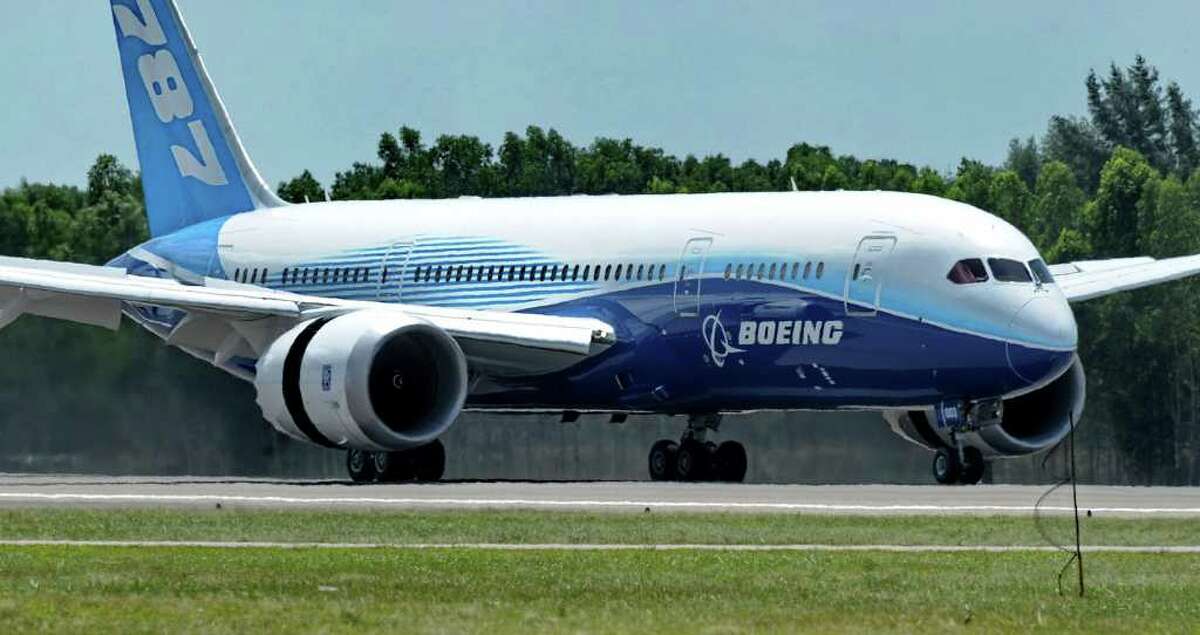 Boeing 787 Dreamliner lands at Singapore Airshow