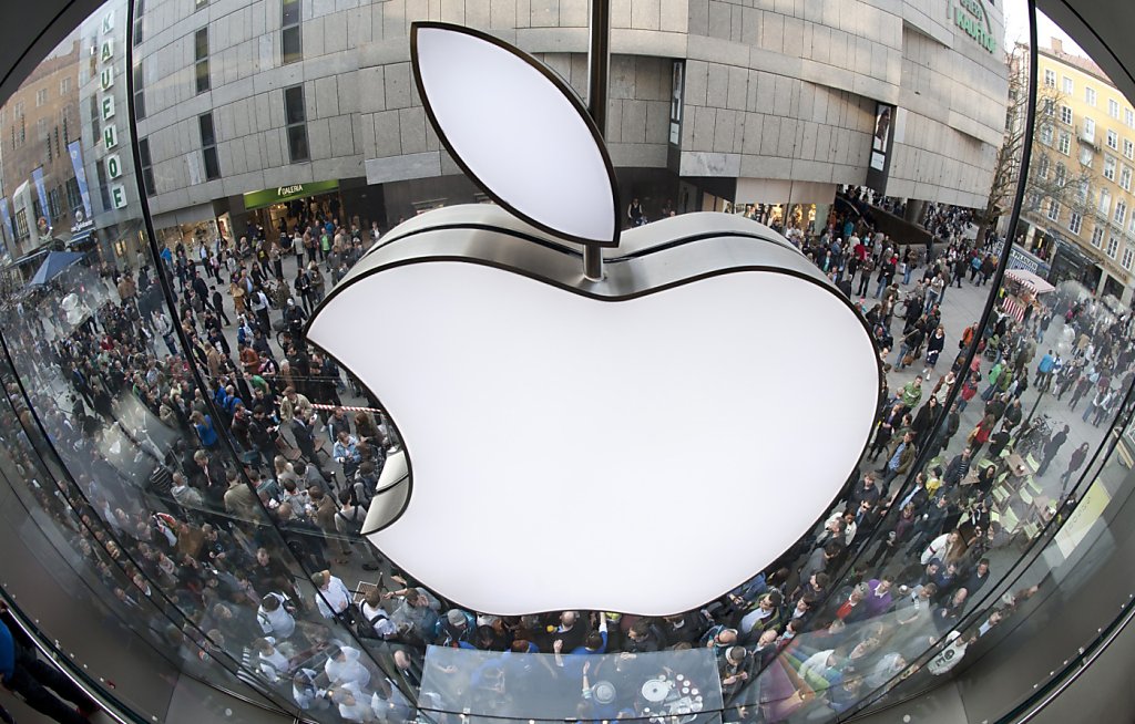 Apple shares break $500 mark for first time