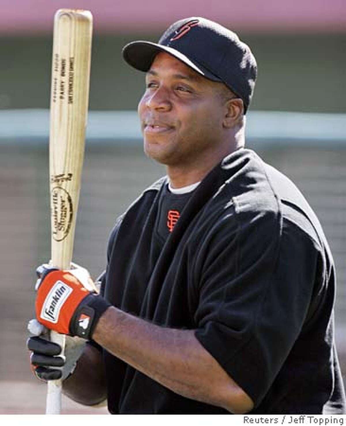 San Francisco Giants left fielder Barry Bond holds his bat waiting to hit at the team's spring training baseball camp in Scottsdale, Arizona, March 2, 2006. REUTERS/Jeff Topping