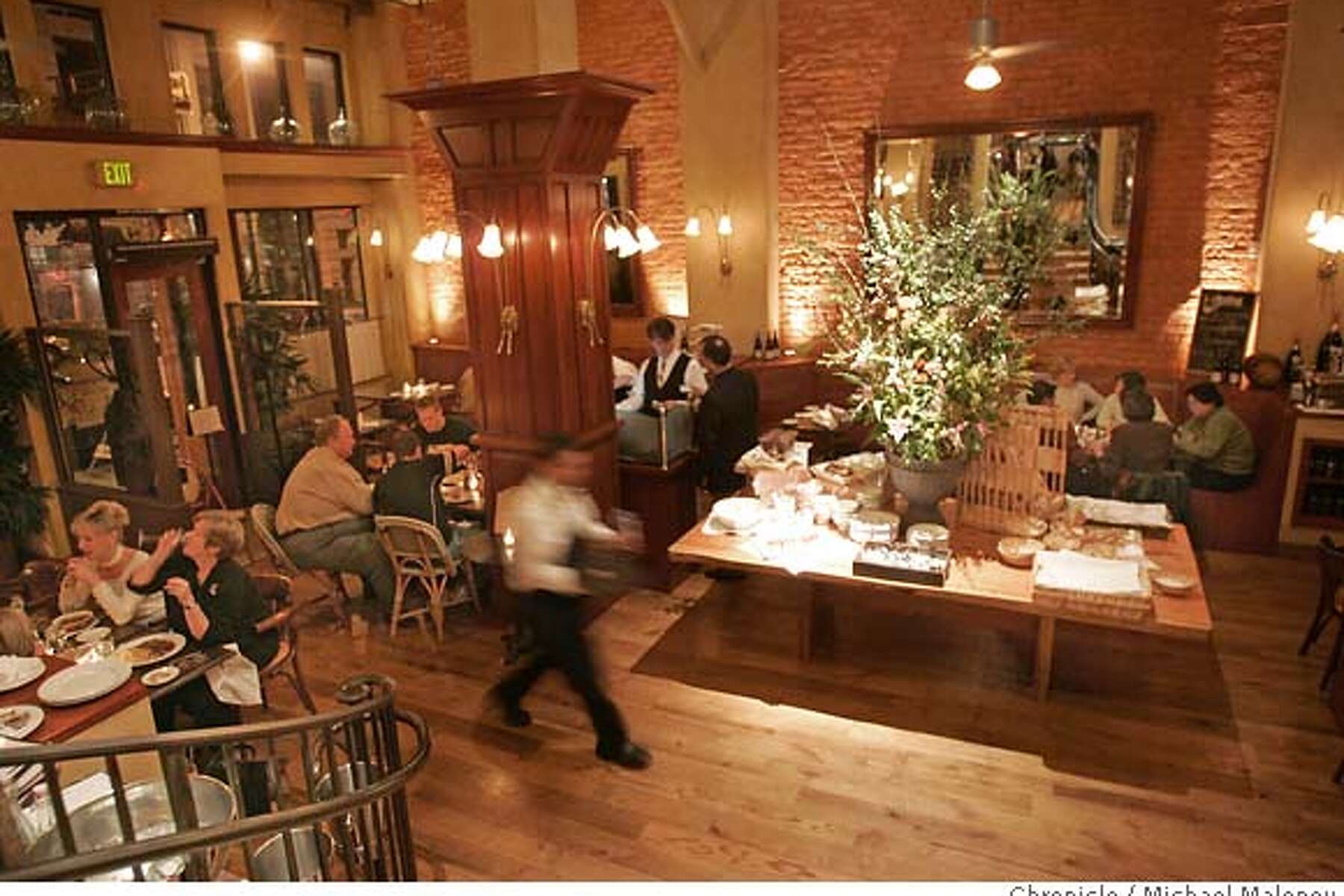 Cafe De La Presse Impresses Renovated San Francisco Cafe Restaurant Is A Francophile S Delight