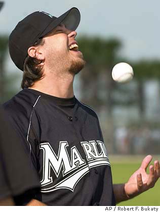 Dontrelle Willis recalls special moment with Josh Beckett before Game 6 of  the 2003 World Series