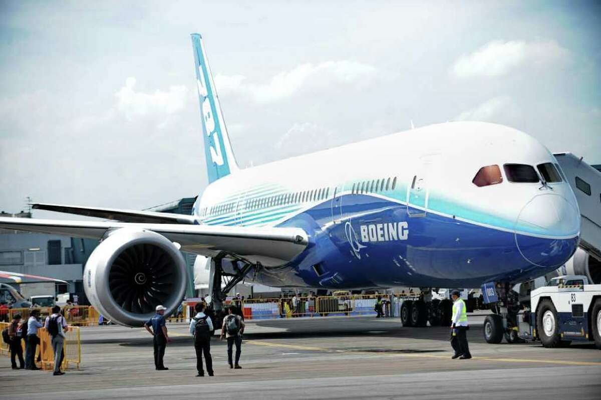 Boeing 787 Dreamliner lands at Singapore Airshow
