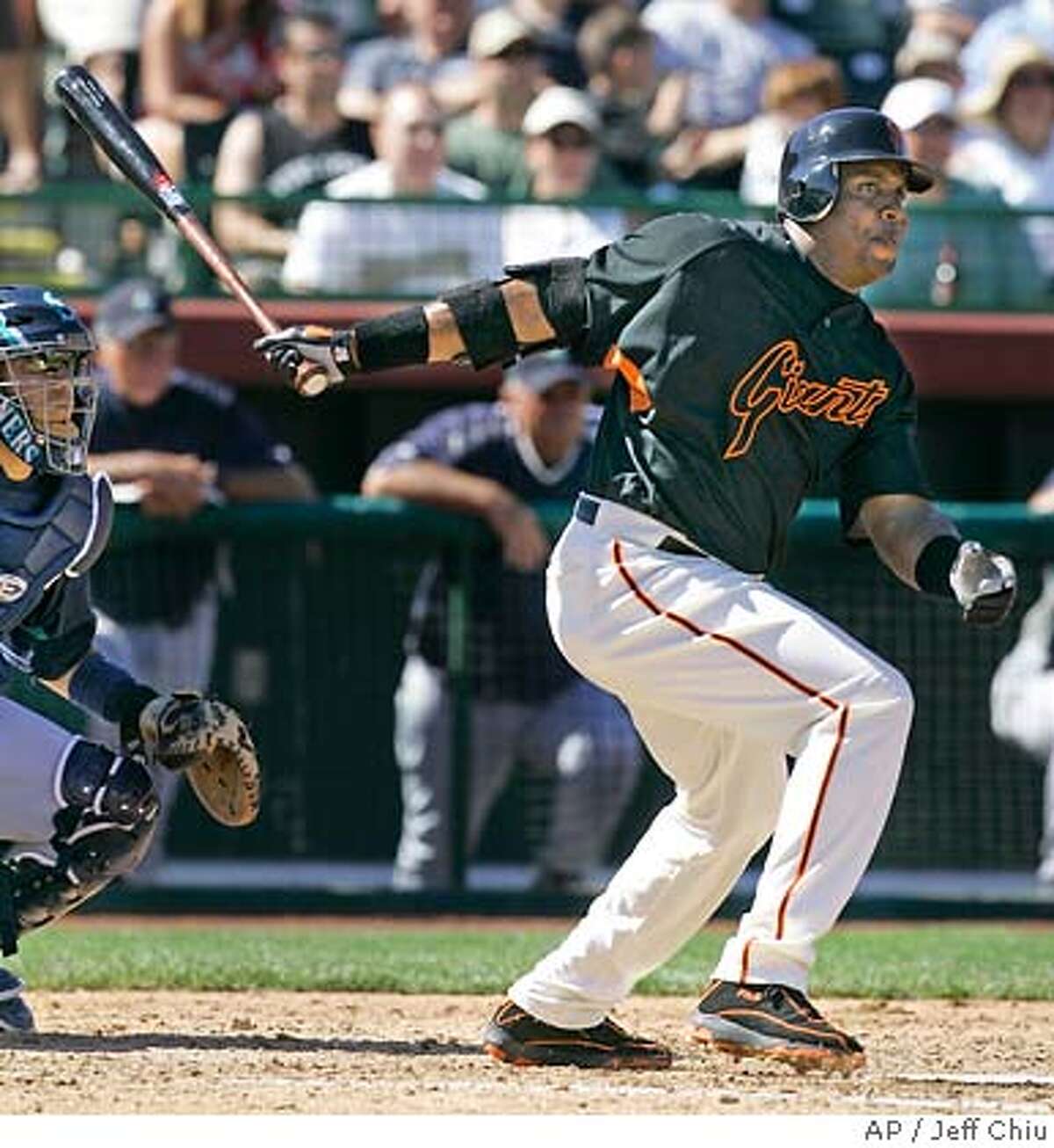 San Francisco Giants' Barry Bonds swings on his fielder's choice against the Seattle Mariners in the fourth inning of a spring training baseball game in Scottsdale, Ariz., Sunday, March 11, 2007. (AP Photo/Jeff Chiu)