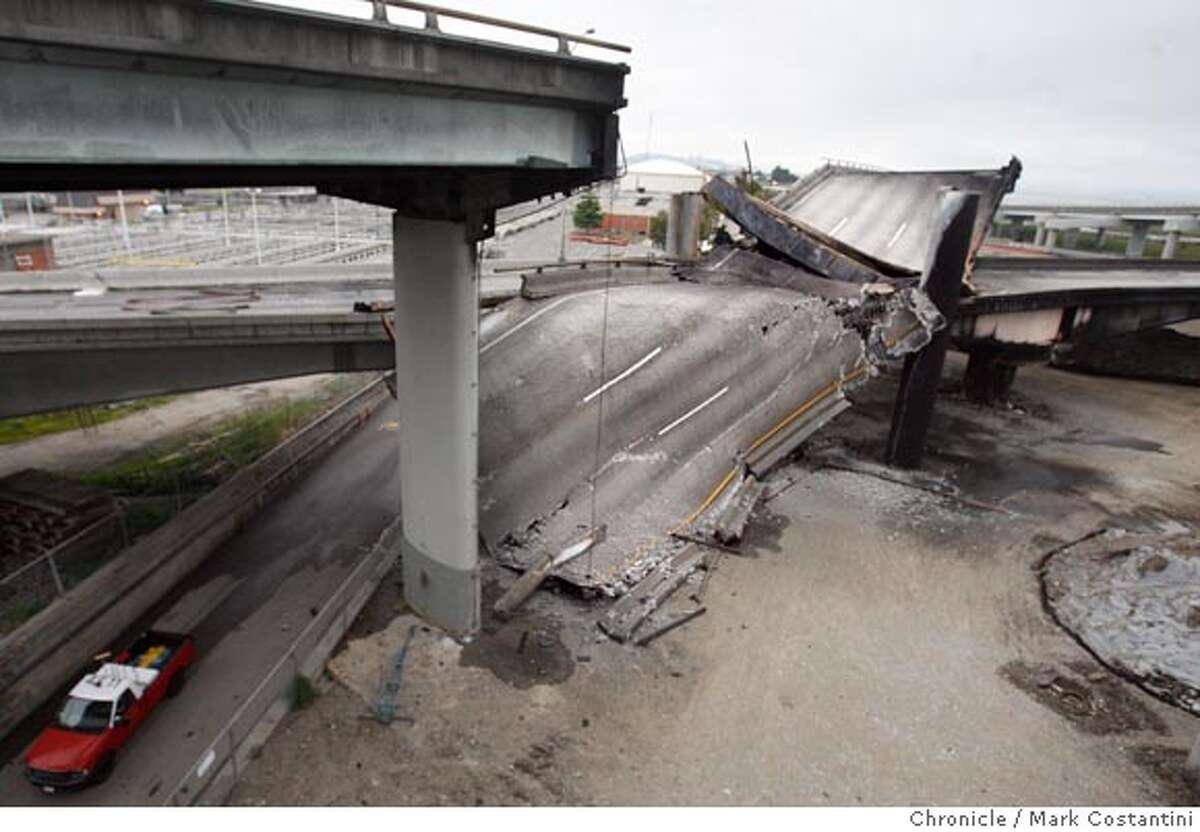 Разбитый мост. Аварии мостовых сооружений. Повреждение моста. Снимки поврежденного моста.