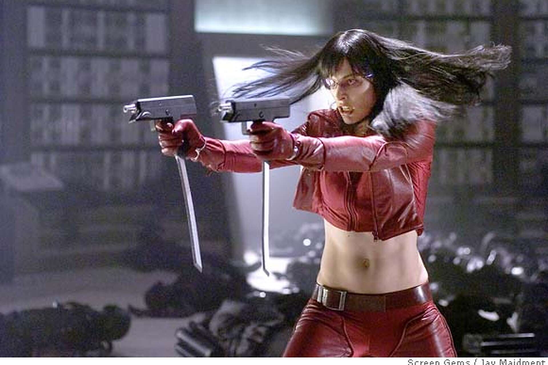 Milla Jovovich. La unica actriz de peliculas de accion y terror que vale la pena.