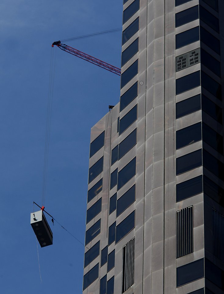 Huge box dangling from SF skyscraper shuts streets