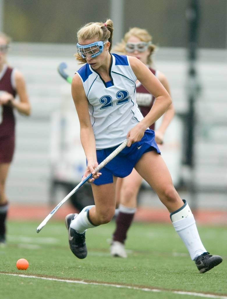 Darien field hockey opens Class M title defense by routing North Haven