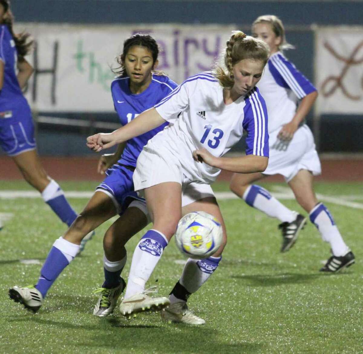 Alamo Heights’ Elisabeth Uhl keeps possession of the ball in a Mules victory over New Braunfels on Feb. 14.