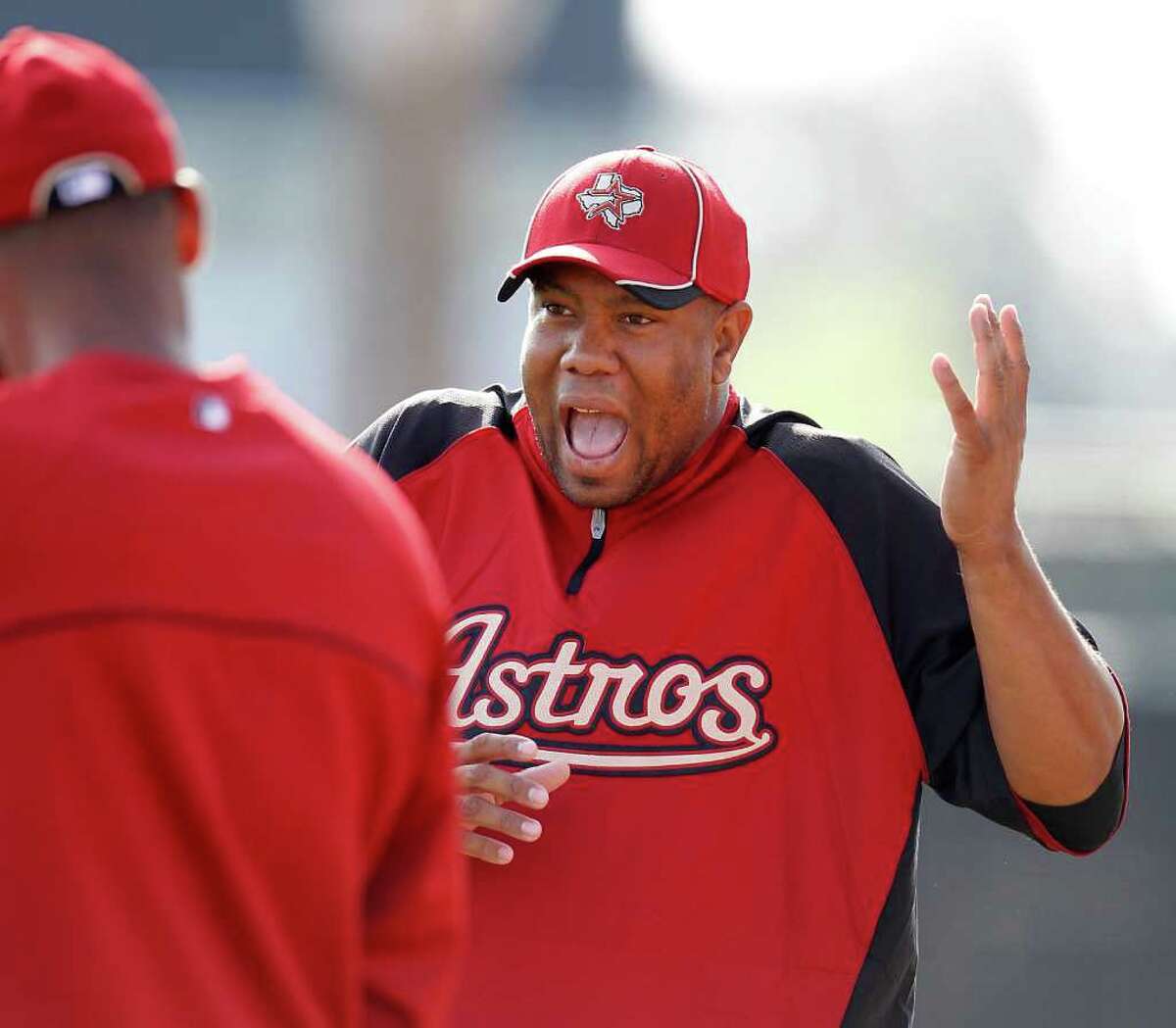 Astros release Livan Hernandez 