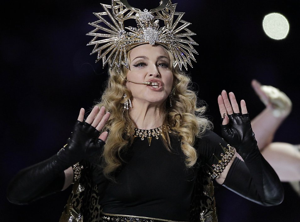 Madonna религия певица. Концерт Мадонны где девушки в венках.