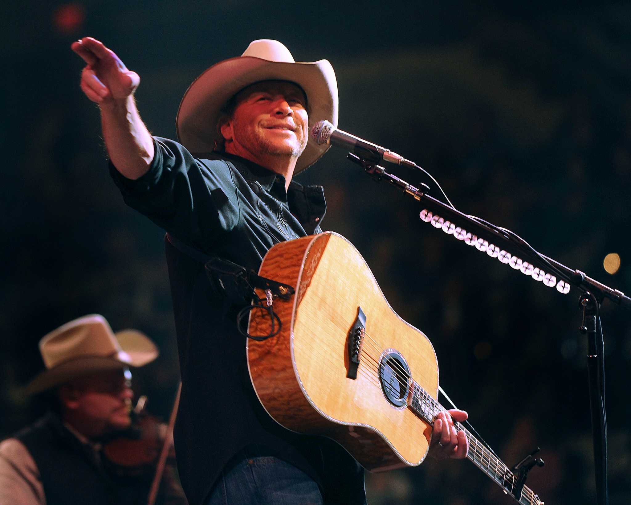 Alan Jackson keeps delivering at the rodeo