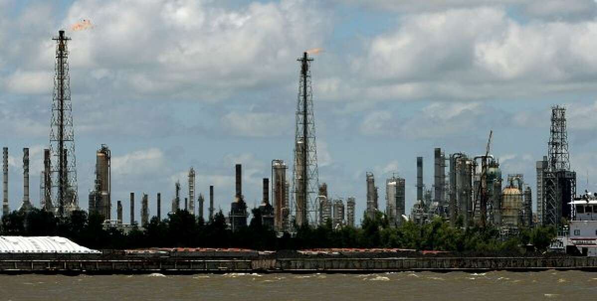 Gulf Coast refineries look seaward for sales