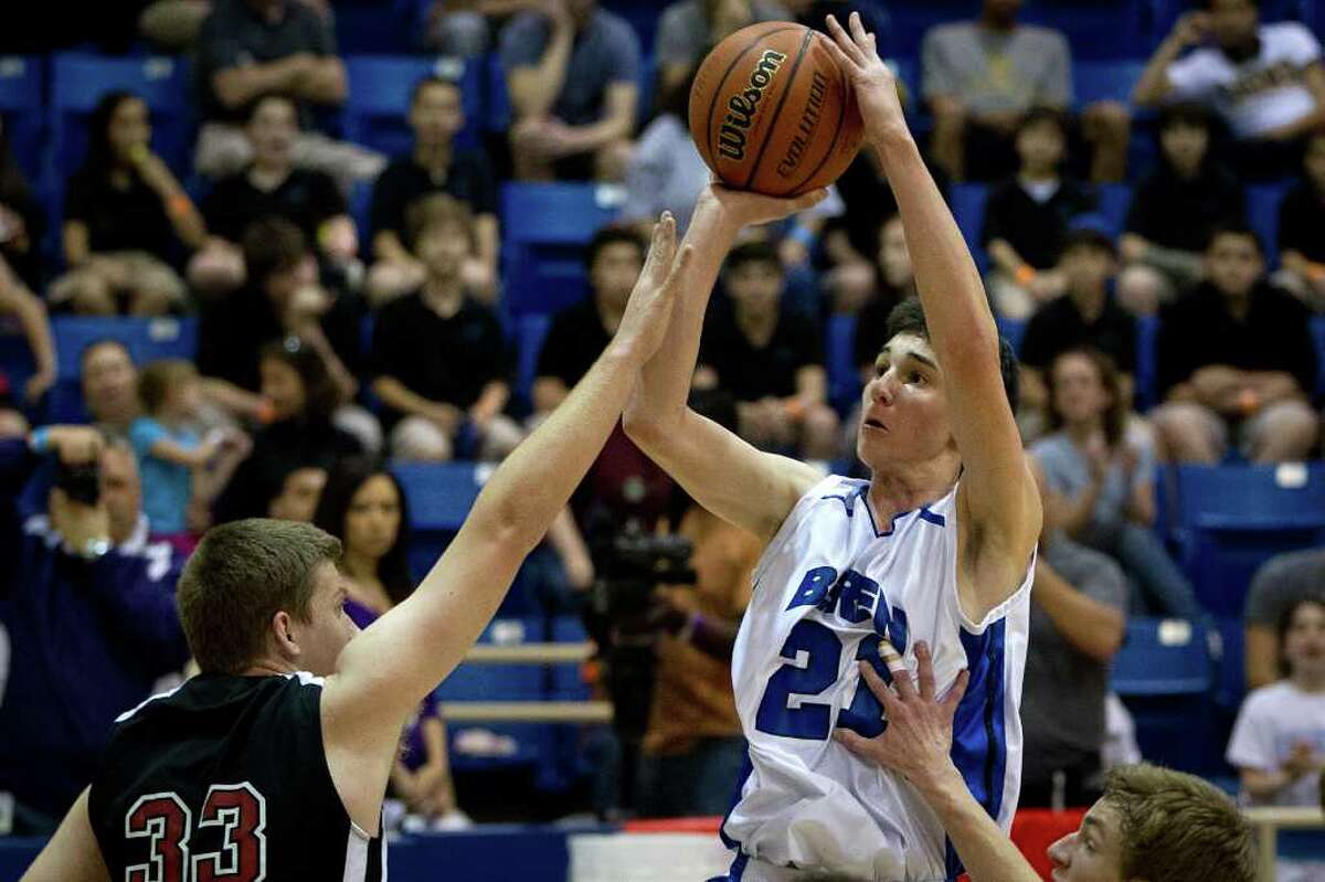Beren Academy forward Zach Yoshor (21) scores two of his 24 points for the game over Dallas Covenant forward Stephen Zimmerman.