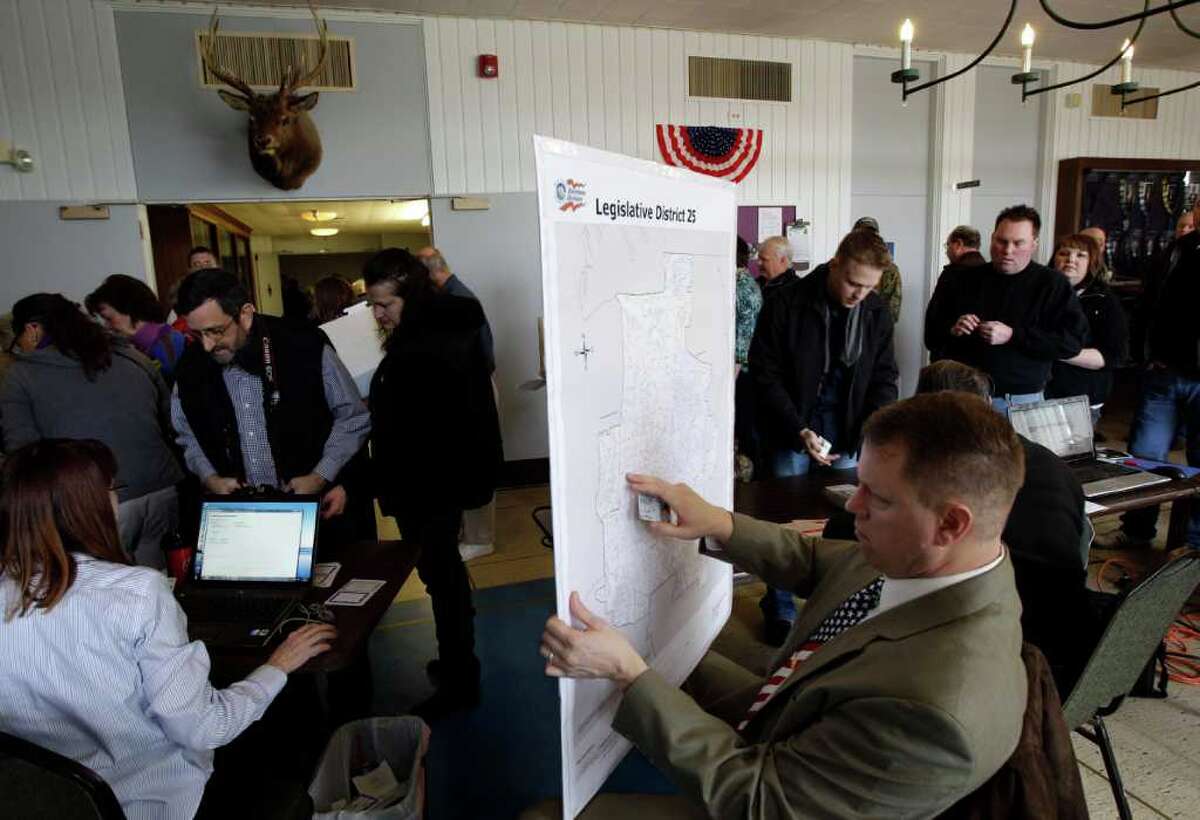 Romney wins in Republican straw poll, Paul and Santorum fight for second