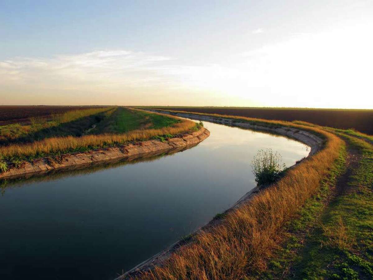 Anglers flock to tainted Texas reservoir