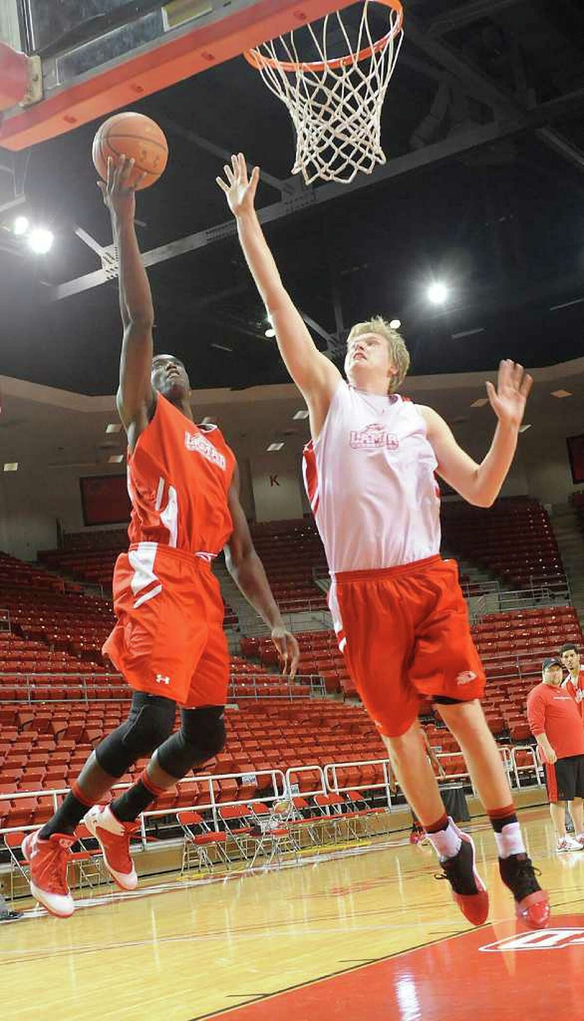Lamar runs final practice before flying to Dayton