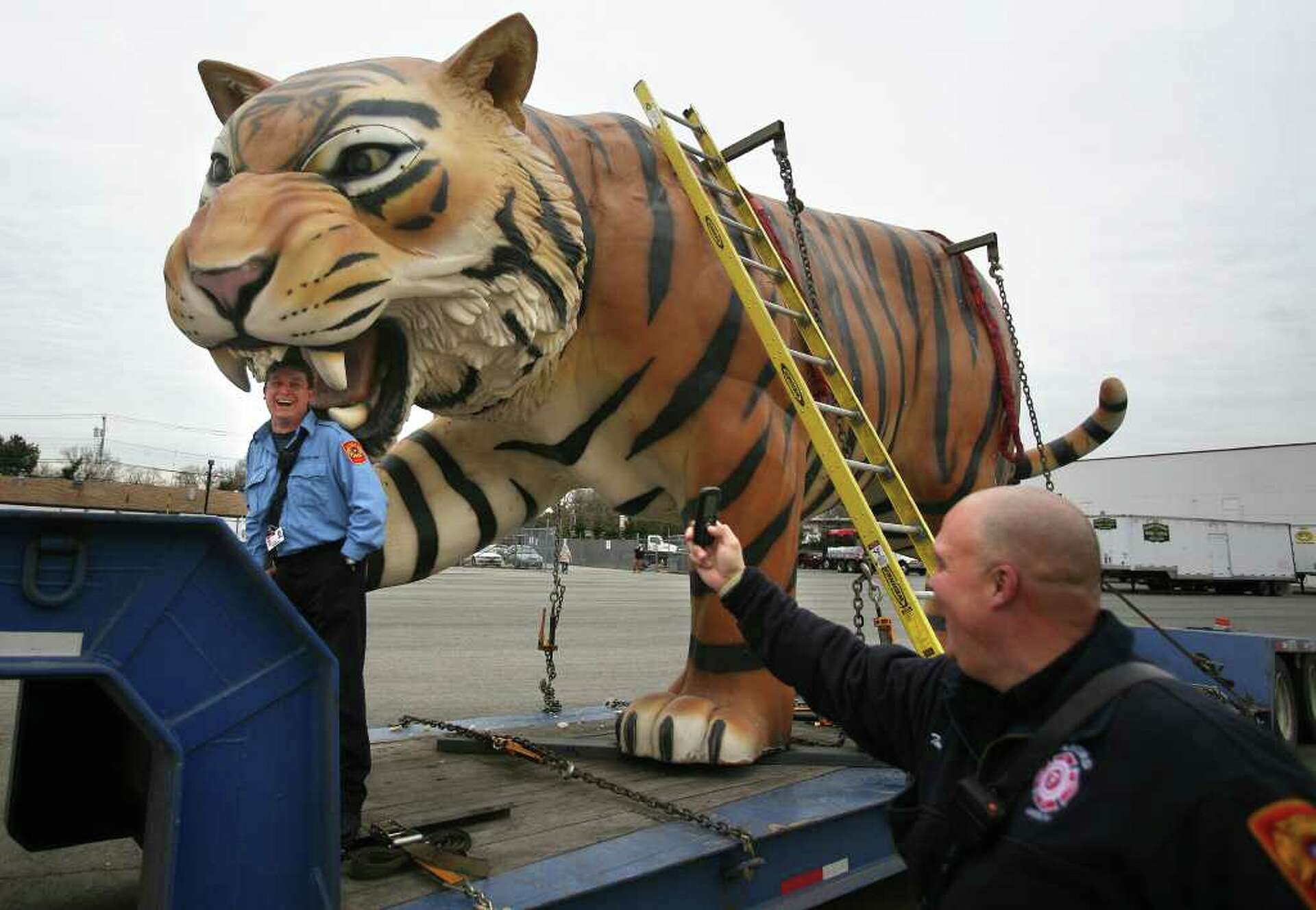 Tiger statues leave Milford for Detroit