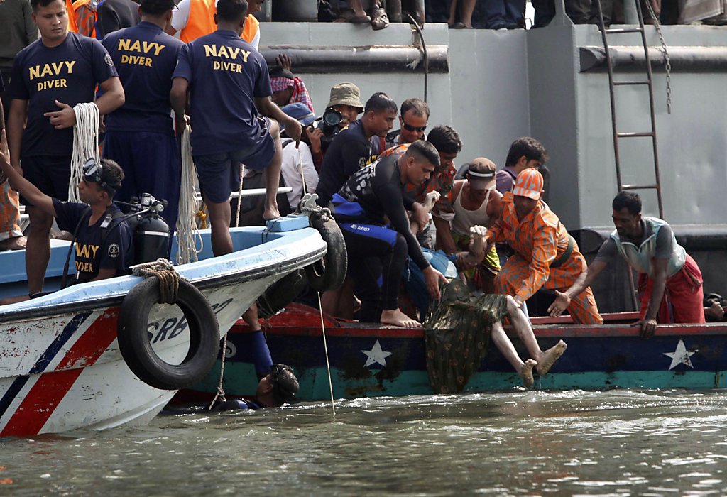 Bangladesh ferry capsizes - dozens dead, missing