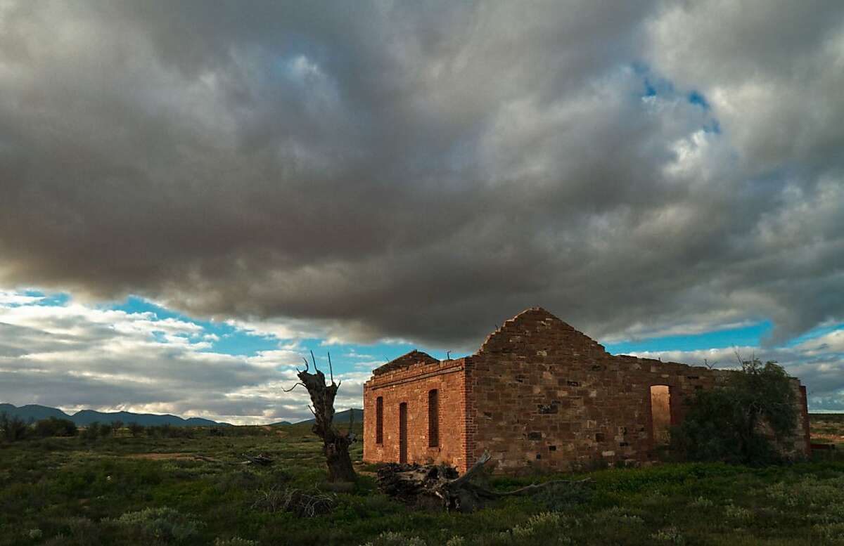 Abandoned farmhouse near Rawnsley Station in the Flinders range, Australia