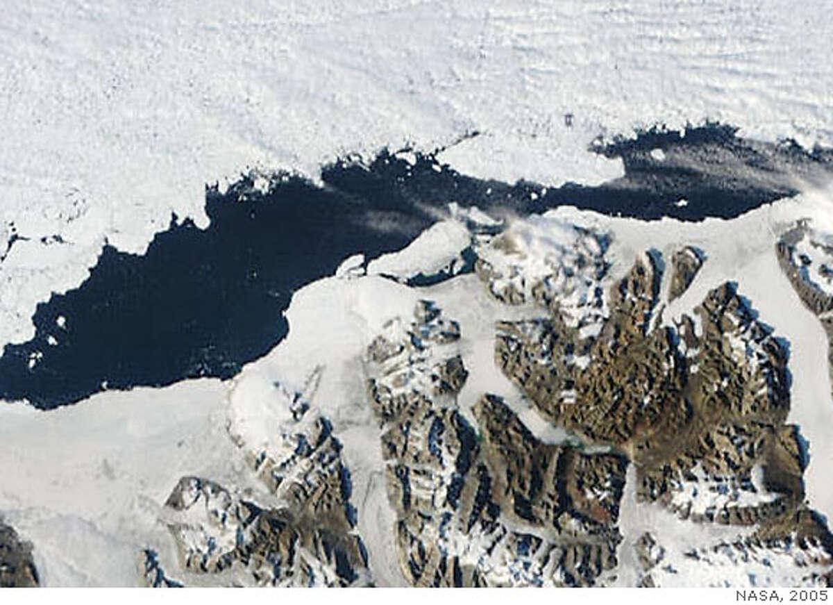 Floating Arctic ice shelf drifts along Canada's northern shore / 2005's