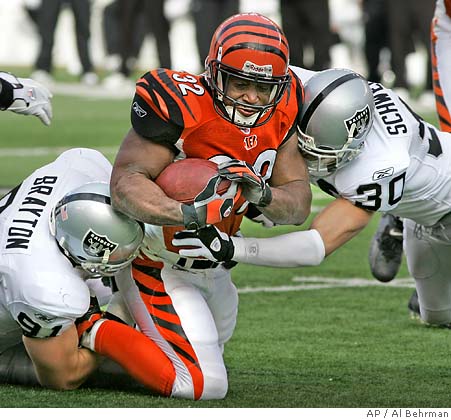 Cincinnati Bengals running back Rudi Johnson (32) breaks through