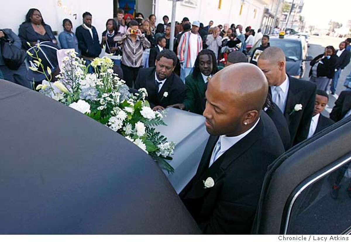 'THEY ALL WONDER IF THEY'RE NEXT' / Oakland funeral director tries to