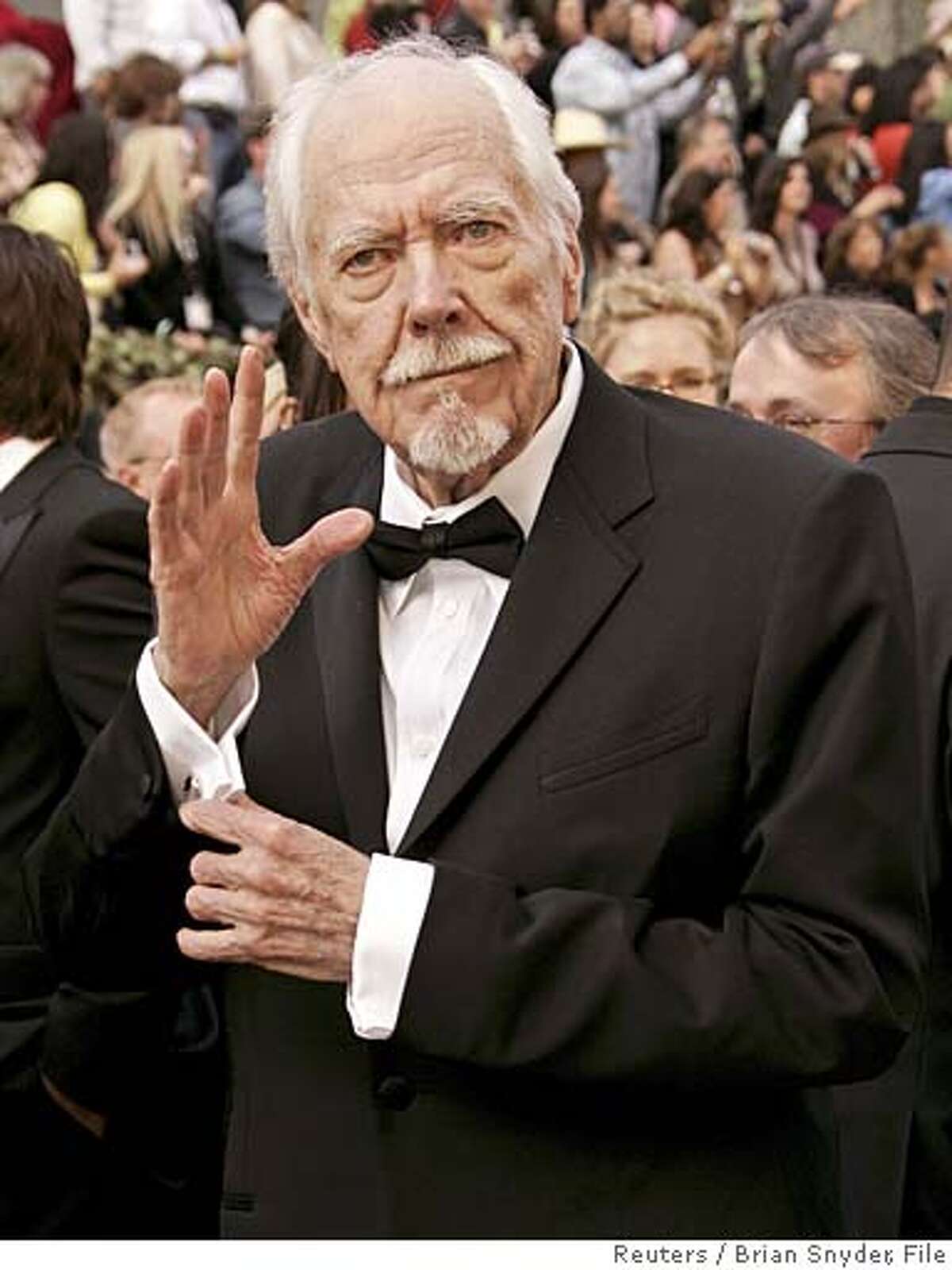 Director Robert Altman arrives at the 78th annual Academy Awards at the Kodak Theatre in Hollywood, California in this March 5, 2006 file photo. Altman has died in a Los Angeles hospital, a spokesman for his production company said on November 21, 2006. The spokesman told Reuters that Altman, 81, died on November 20 evening. REUTERS/Brian Snyder/Files (UNITED STATES)