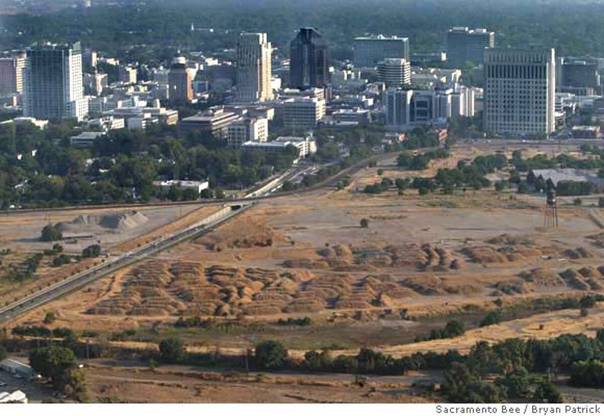 Asbestos-laden soil is mounded at the site proposed for a new Kings arena in the Union Pacific railyard downtown. The piles would have to be hauled away or buried on site and capped before the arena could be built, according to a spokeswoman for the state toxics control department. Picture taken August 2, 2006. Sacramento Bee Bryan Patrick, Aerial a1z