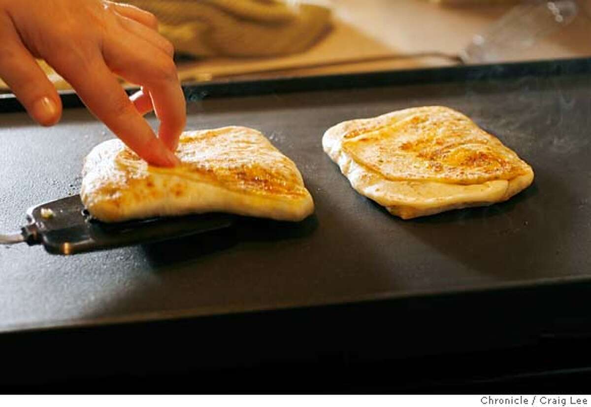 Flatout simple / The trail of Mediterranean flatbreads leads around the world