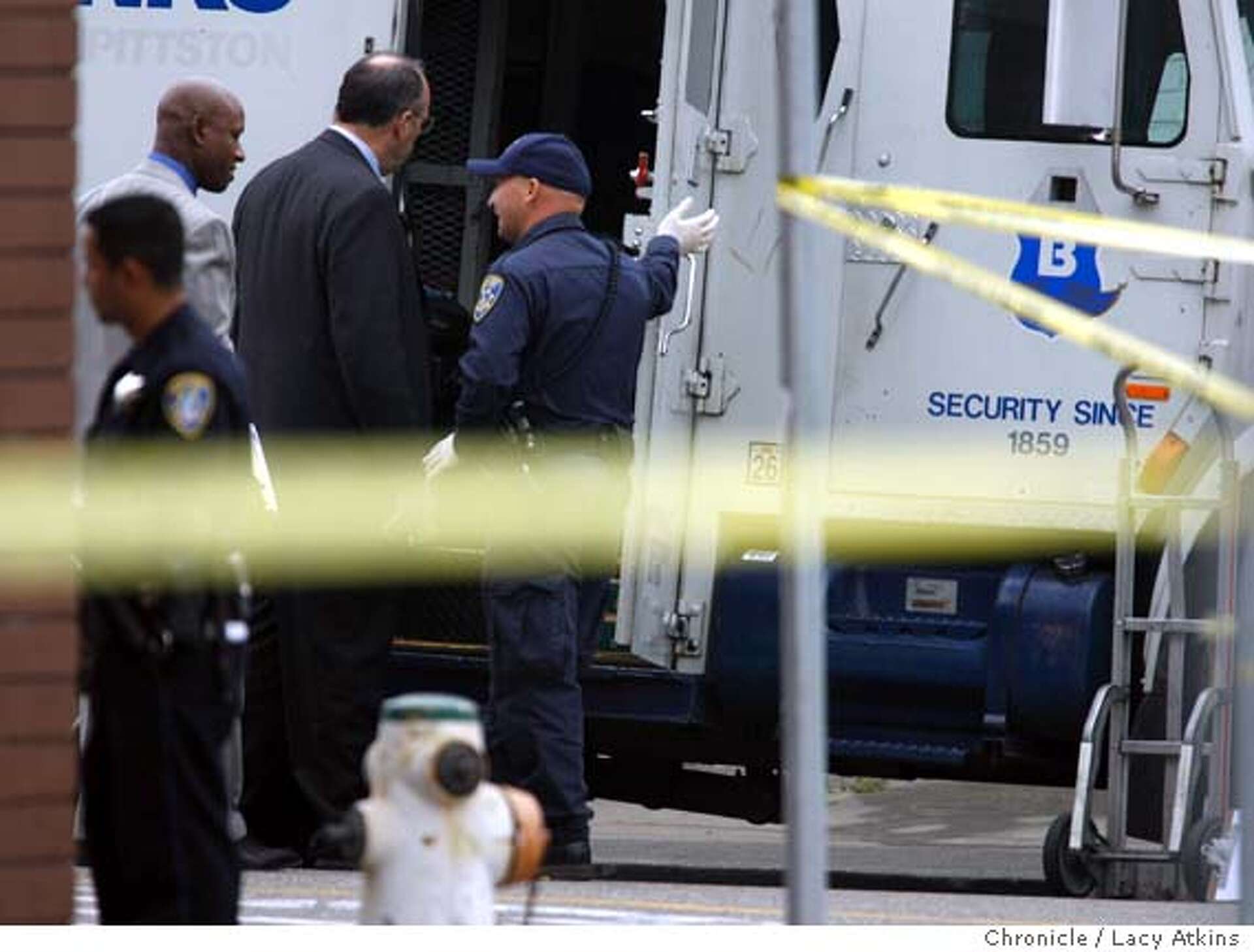 OAKLAND / Brinks guard shot dead during morning robbery