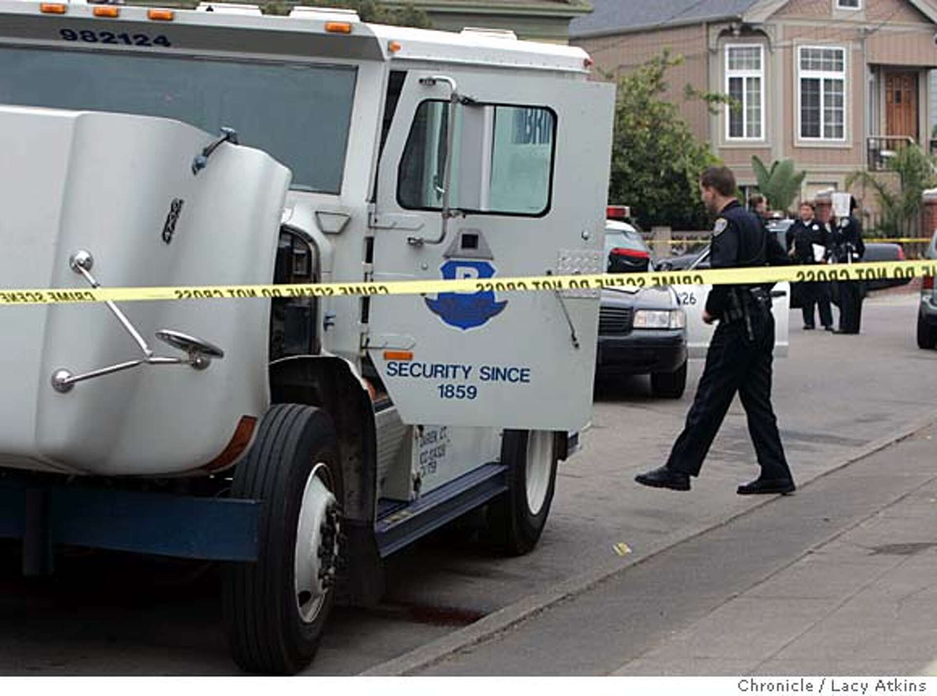 OAKLAND / Brinks guard shot dead during morning robbery