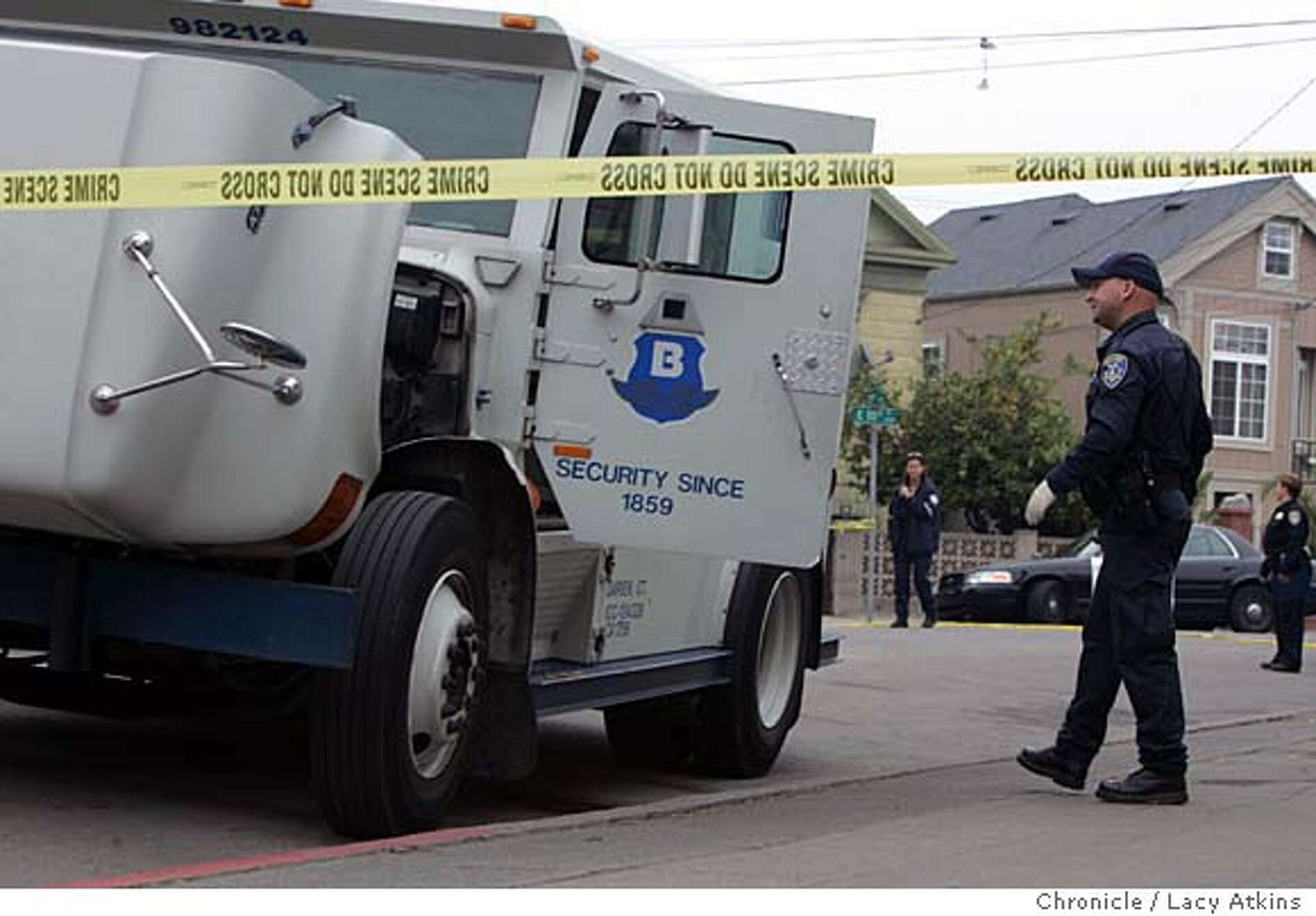 OAKLAND / Brinks guard shot dead during morning robbery