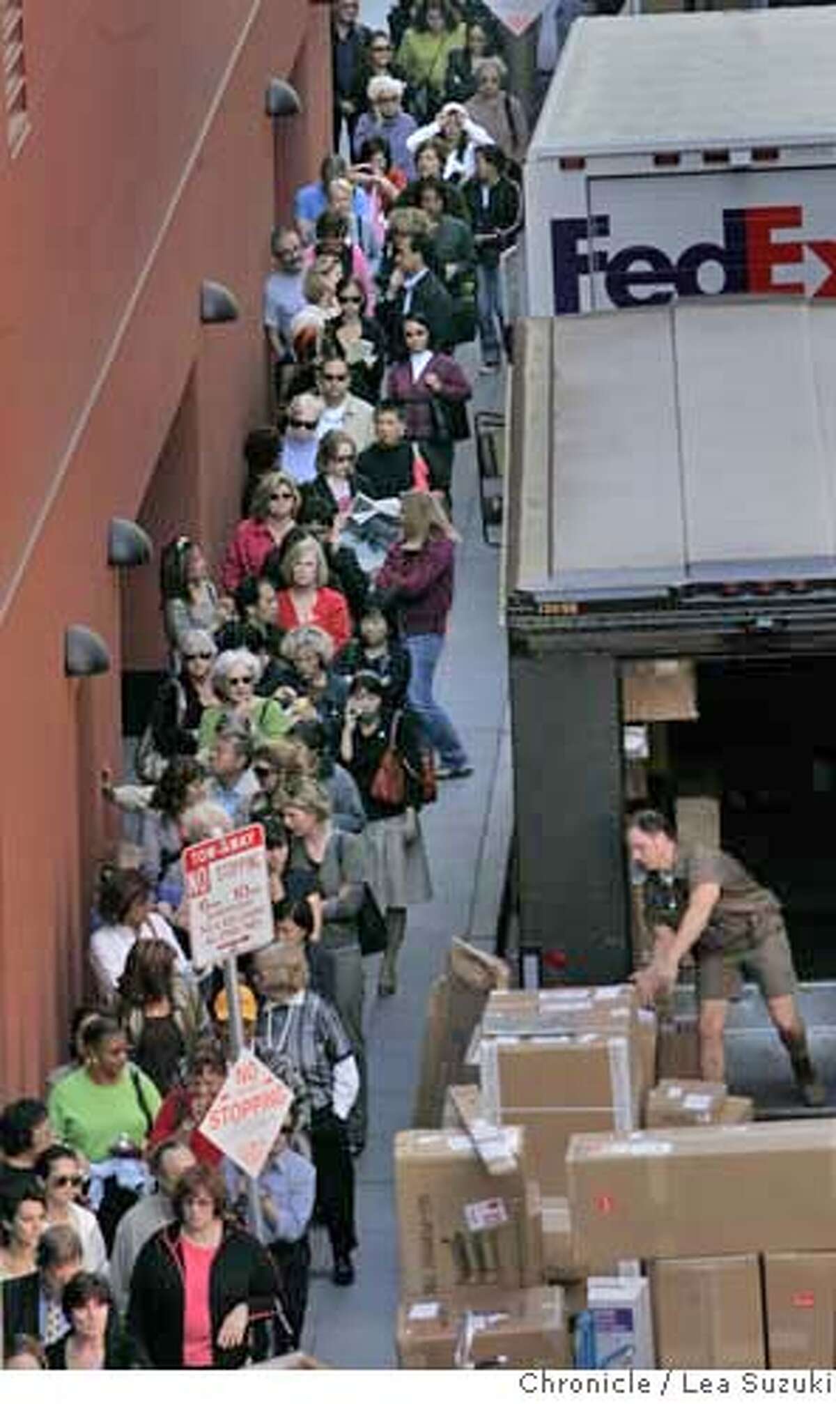 Mall expands -- parking doesn't / Shoppers are urged to take public