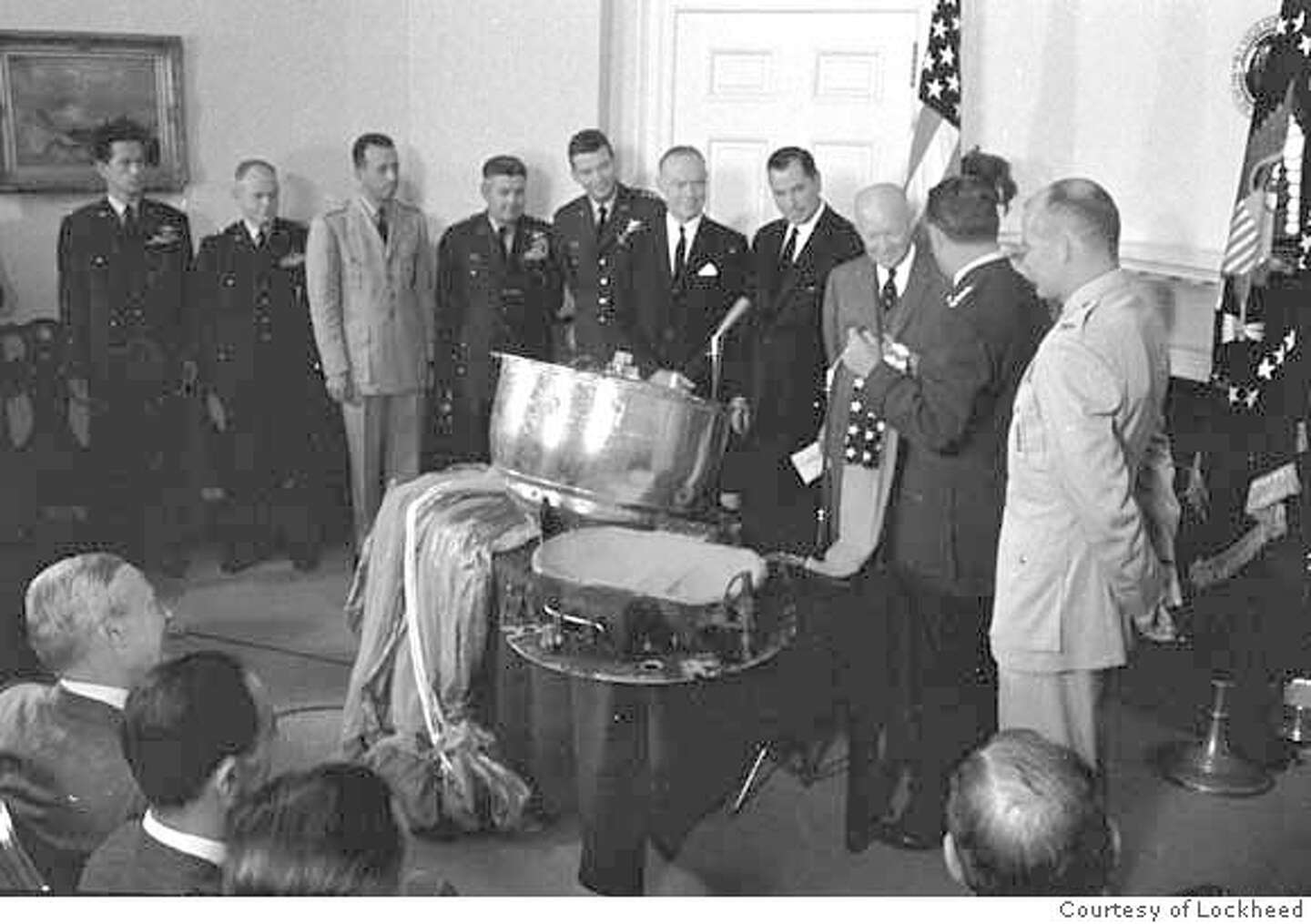 Lockheed Experiments Where science takes flight / Lockheed marks 50 years in Sunnyvale