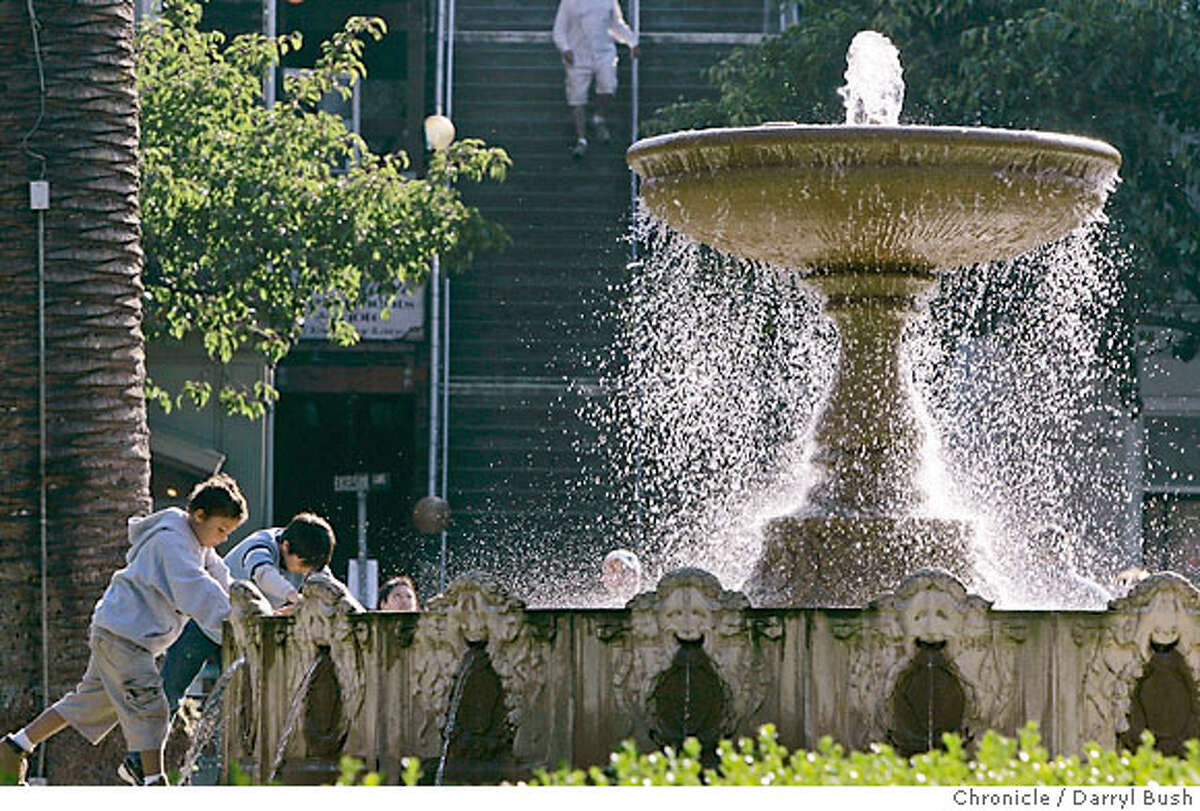 steetdate24_0334_db.jpg Kids play near the fountain in the park called, "Plaza Vi�a Del Mar," on Bridgeway on Bridgeway in Sausalito, CA on Tuesday, August 15, 2006. 8/15/06 Darryl Bush / The Chronicle ** roster (cq)