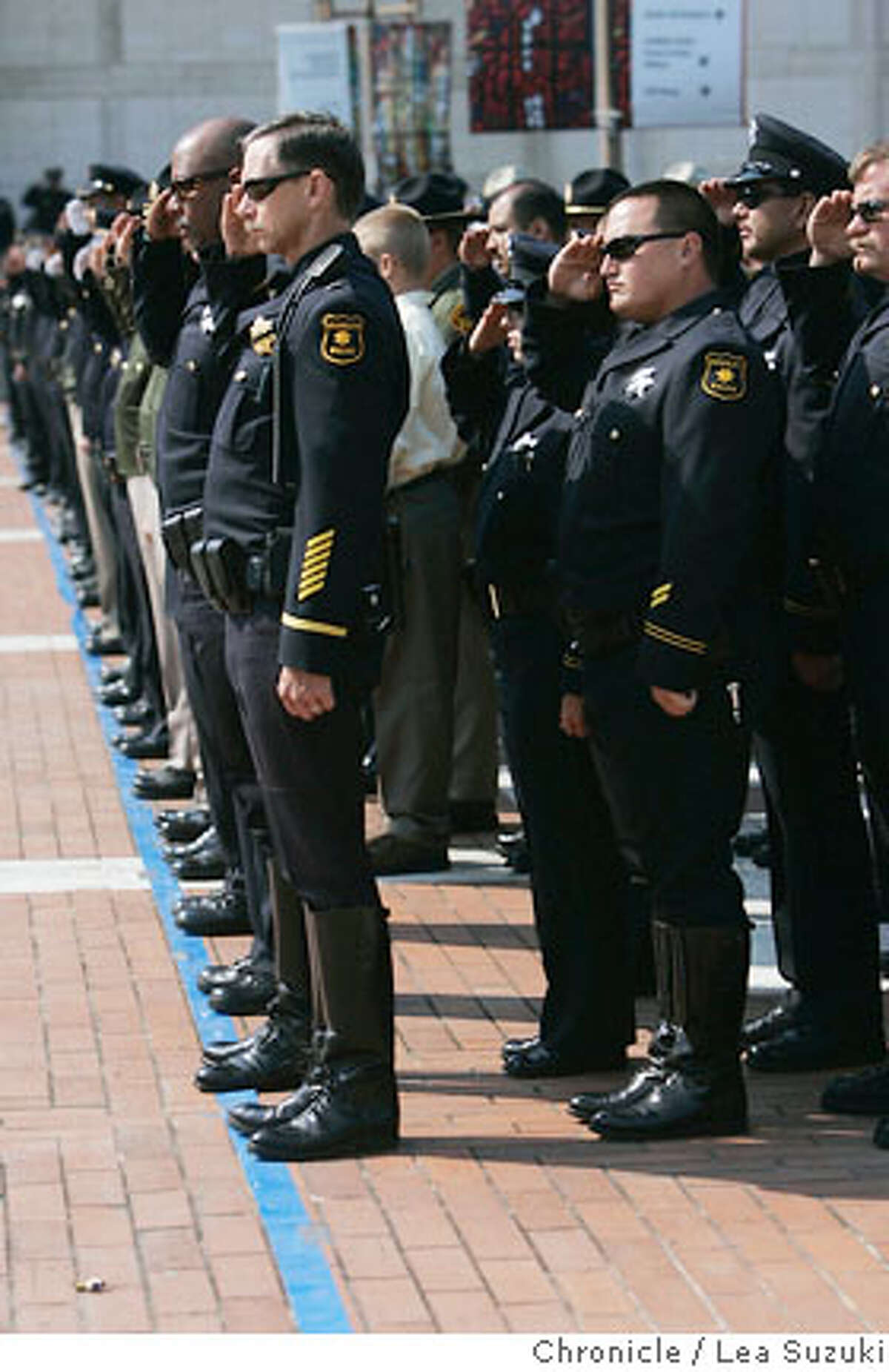 SAN FRANCISCO / 2,000 pay respects to officer called St. Nick