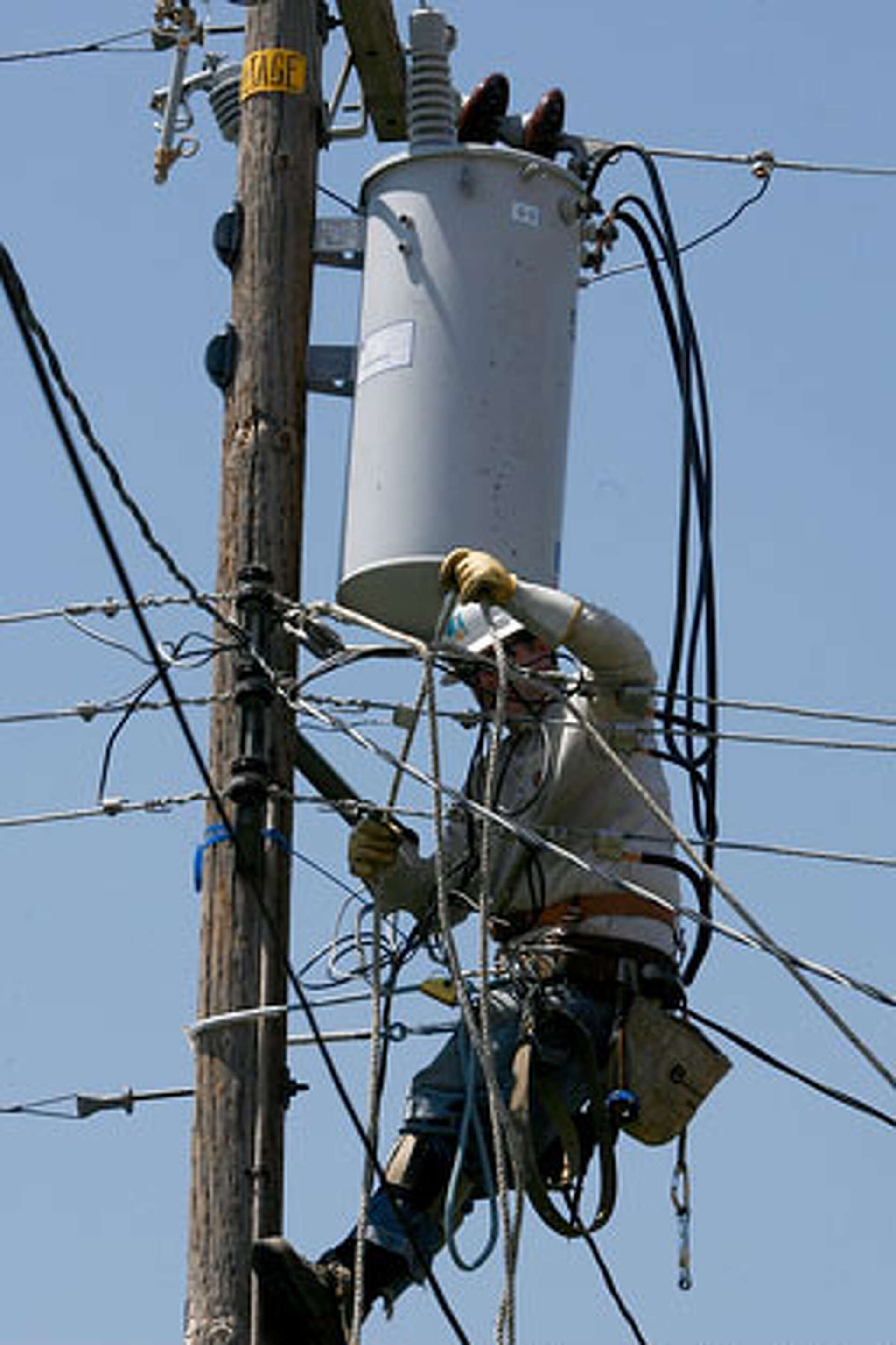 Electrical transformers just can't take the heat / Smaller devices used on  usually cool coast particularly hard hit, image size:1920x2880
