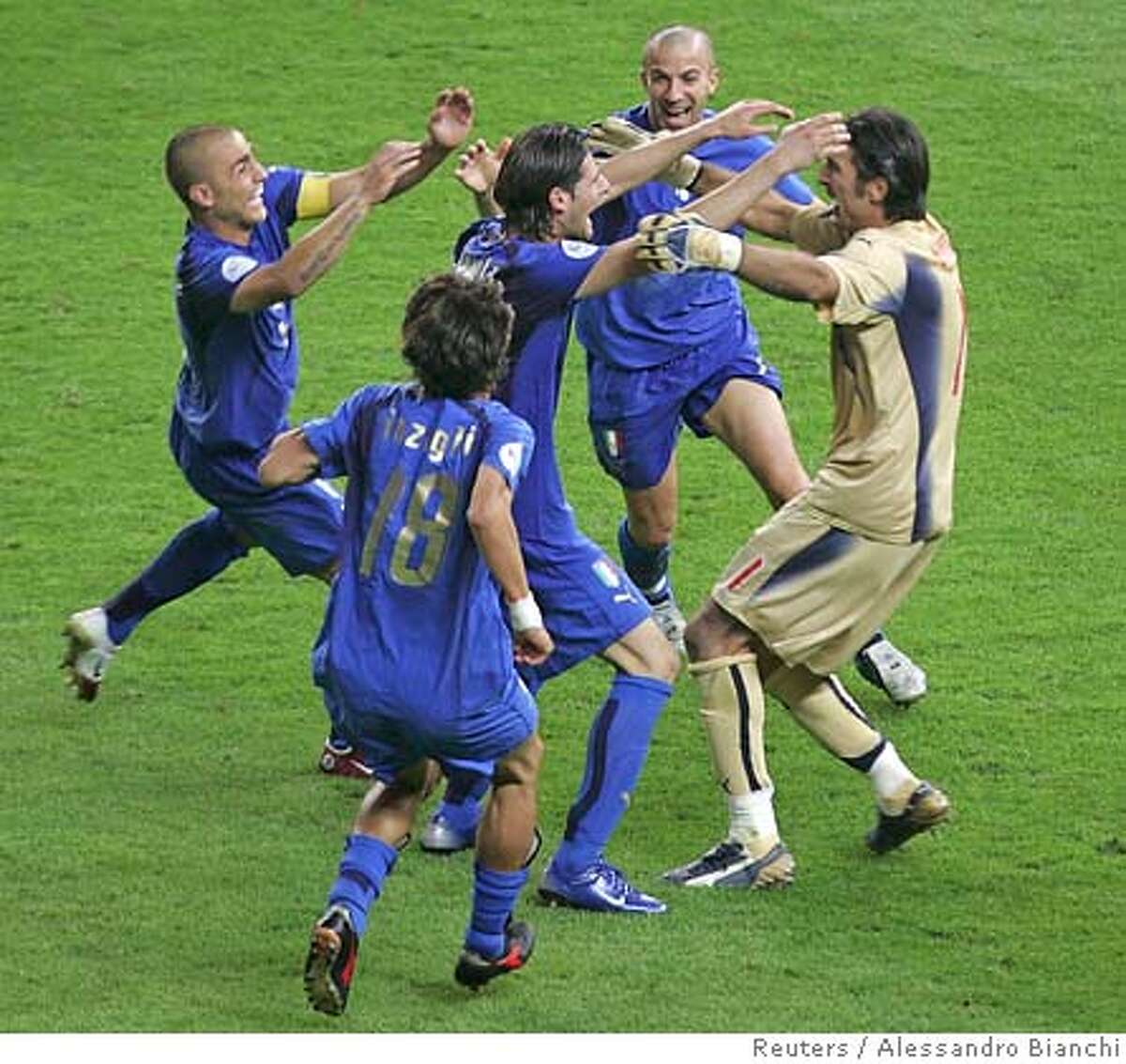 Италия франция составы. Сборная Италии 2006. Италия чемпион 2006. Состав сборной Италии на ЧМ 2006. Сборная Италии по футболу 2006.