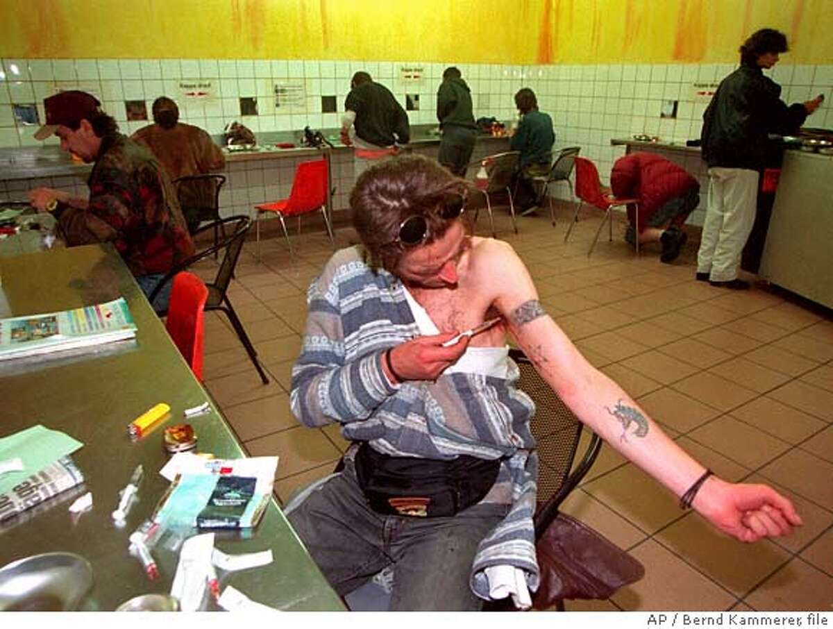 ** FILE ** In this Oct. 14, 1998 file photo, a man shoots heroin in an injection room in Frankfurt, Germany. San Francisco city health officials took the first tentative steps Thursday Oct. 18, 2007, towards opening the nation's first legal safe-injection room, where addicts could shoot up heroin, cocaine and other drugs under the supervision of nurses. (AP Photo/Bernd Kammerer, file) AN OCTOBER 14, 1998 FILE PHOTO