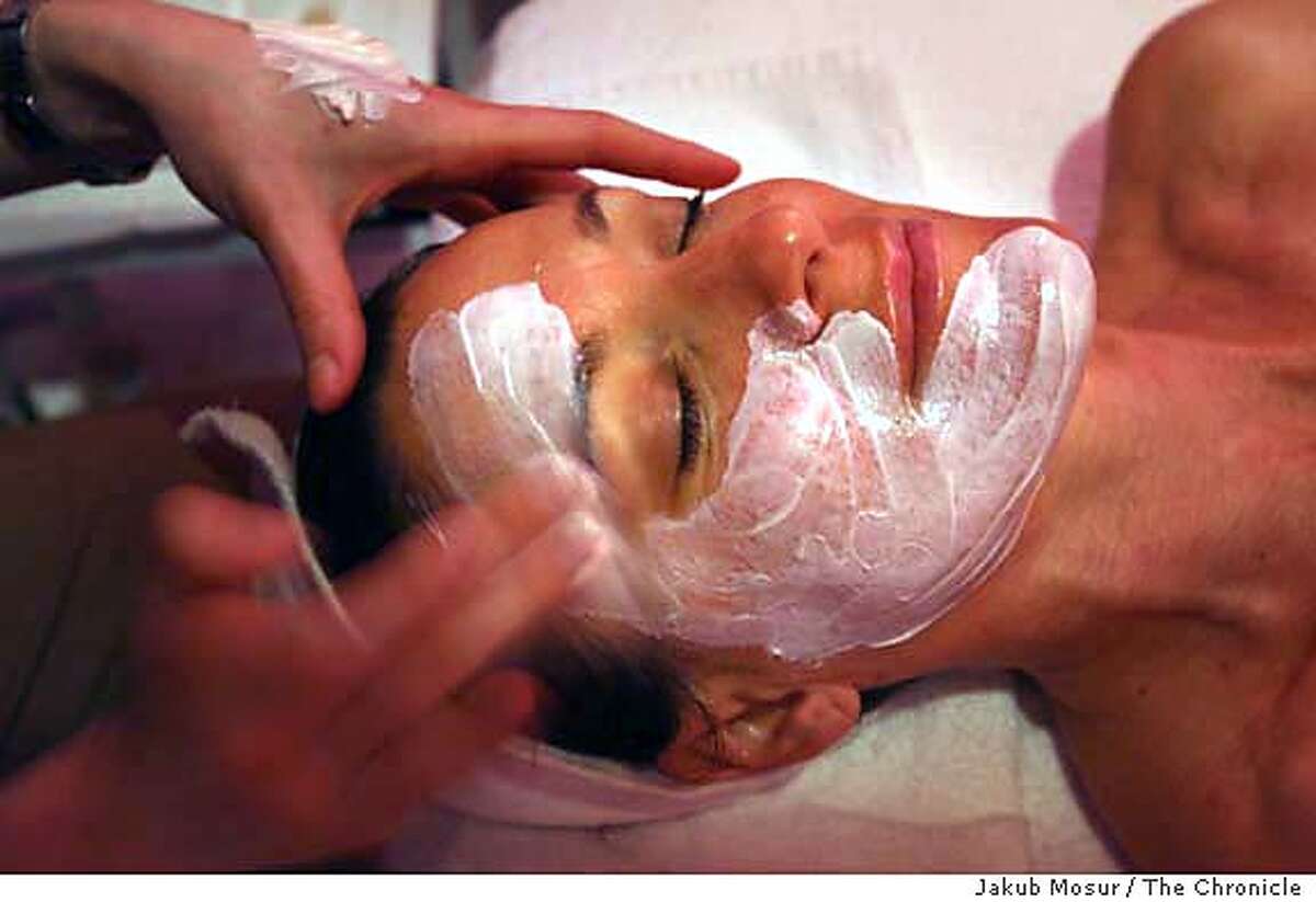 OrganicFacial16_05_JMM.JPG Pattie Holm gets an organic facial by Bethany Wojtech, facialist with Arcona Studio, at Supple Integrative Skincare in Berkeley. Event on 3/25/06 in Berkeley. JAKUB MOSUR / The Chronicle MANDATORY CREDIT FOR PHOTOG AND SF CHRONICLE/ -MAGS OUT