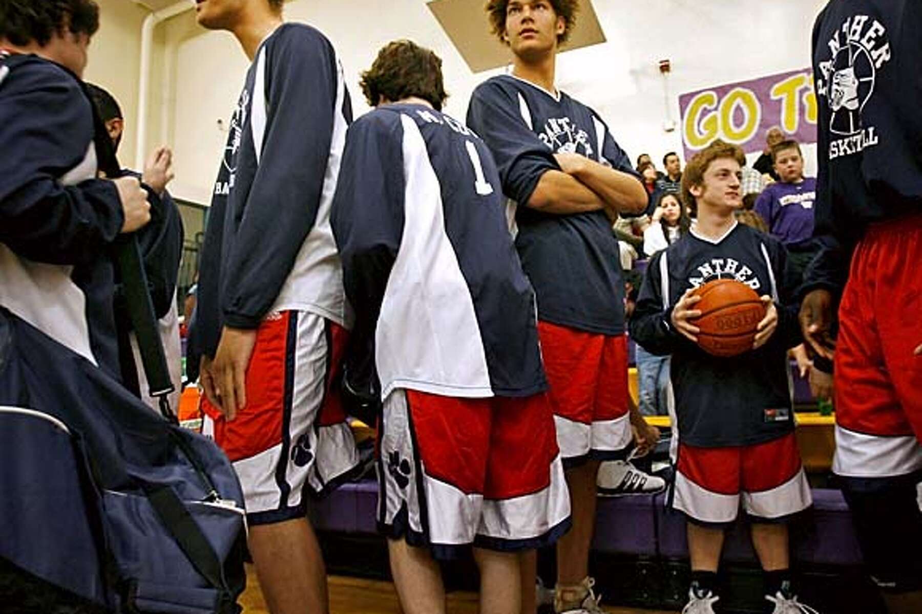 Fresno S Tall Order 7 Foot Lopez Twins On Way To Stanford