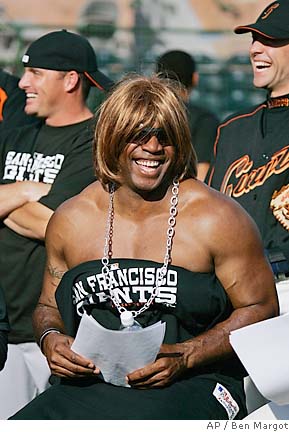 Dude looks like a lady? / Straight up, now: Bonds turns heads in 'Giants  Idol
